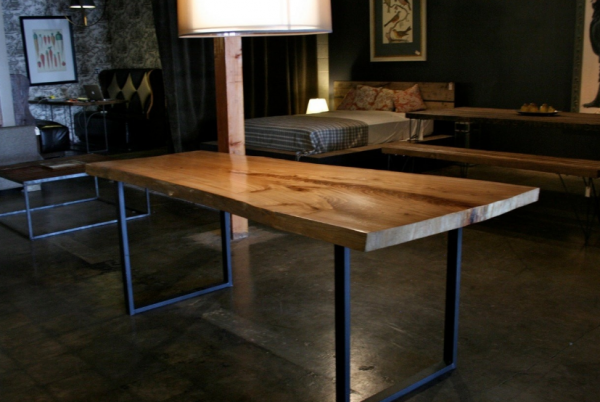 Meja kerja dengan kombinasi kayu dan logam yang memberikan kesan industri